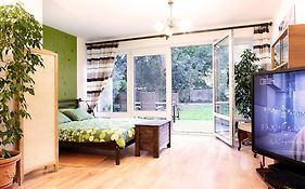 Lovely Garden Flat Near Royal Park